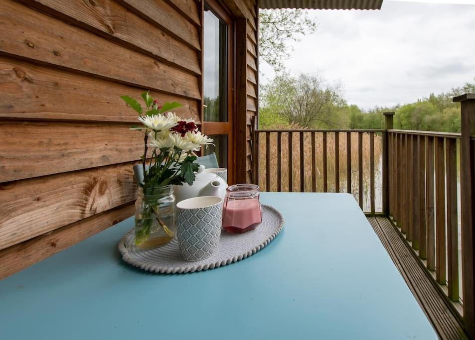 Lakeside Cabin On Stilts- 'Kingfisher' Rous Lench Exterior photo
