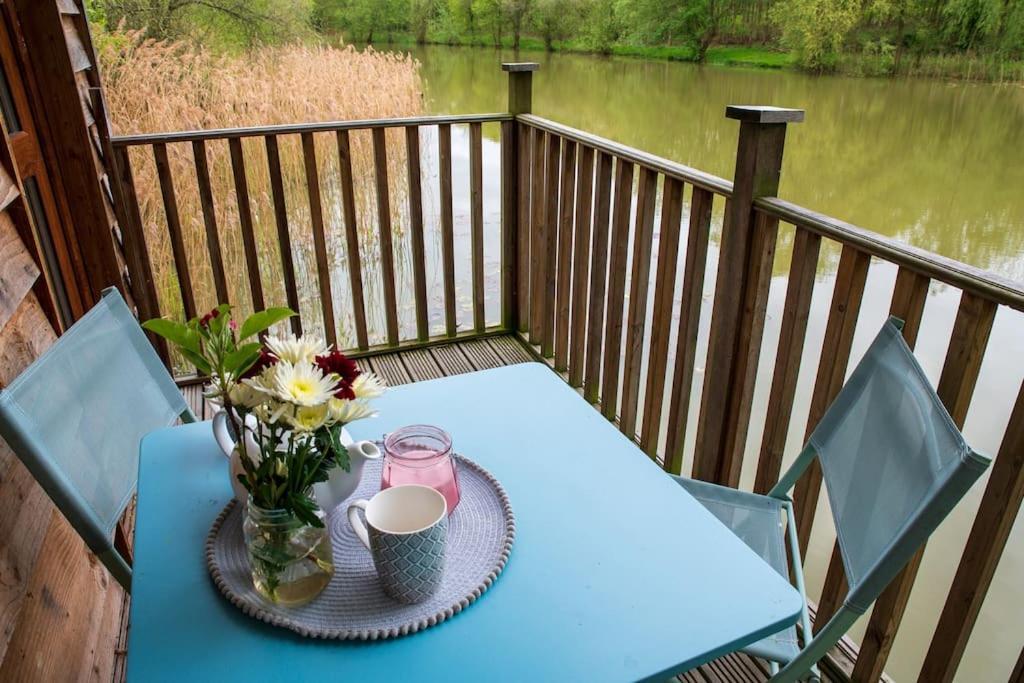 Lakeside Cabin On Stilts- 'Kingfisher' Rous Lench Exterior photo